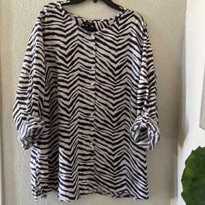 TAHARI 100% Linen button down animal print top 3X